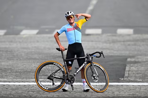 girodociclismo.com.br evenepoel estreia novo gesto de comemoracao no gp de quebec image