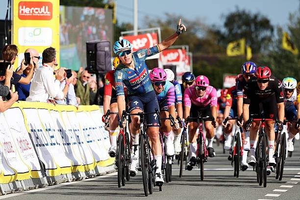 girodociclismo.com.br tim merlier nao da chance aos rivais e vence tradicional classica belga confira os resultados e a chegada image 7