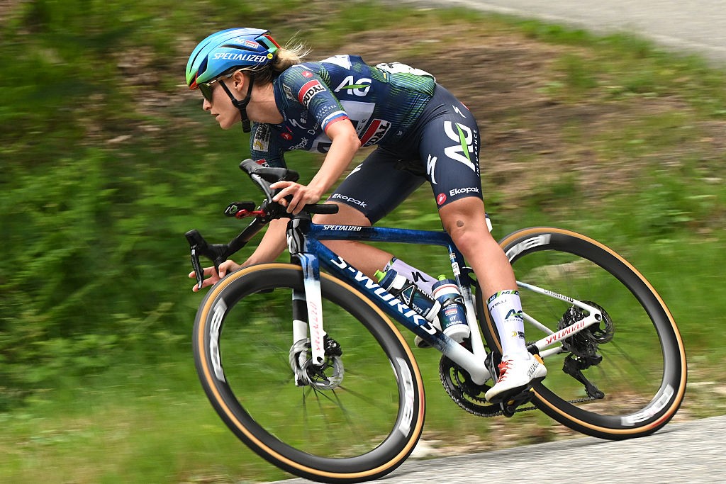 girodociclismo.com.br urska zigart sofre fratura apos forte queda noiva de tadej pogacar esta fora do campeonato mundial urska zigart ag insurance descendo