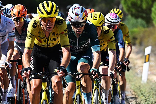 girodociclismo.com.br wout van aert e o melhor lider que voce pode ter matthew brennan mira camisa amarela do tour apos vitoria assista o video image