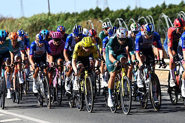 girodociclismo.com.br wout van aert e o melhor lider que voce pode ter matthew brennan mira camisa amarela do tour apos vitoria image 2