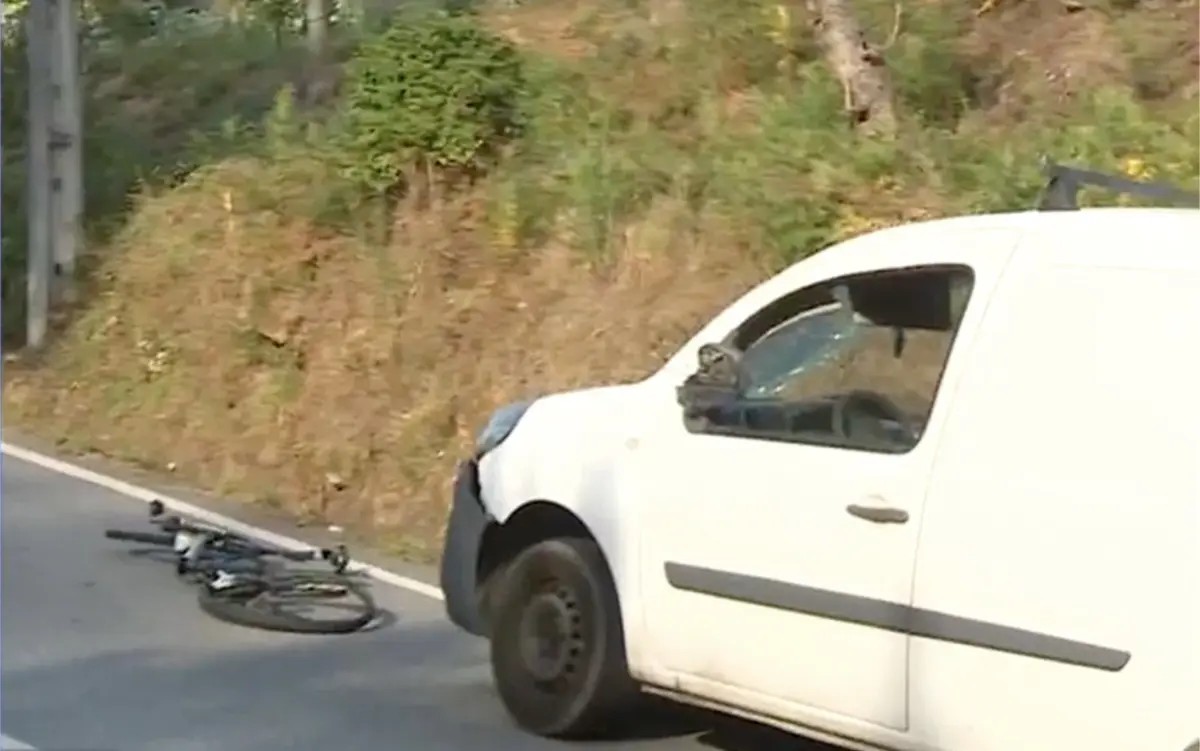 girodociclismo.com.br carro invade percurso do eneco tour e coloca fuga em risco policial precisou intervir para resolver problema assista o video image