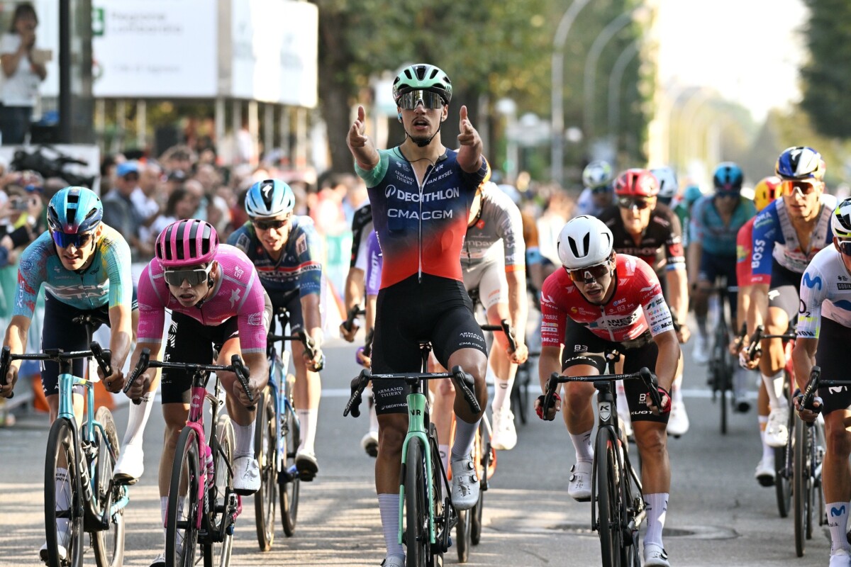 girodociclismo.com.br cena inusitada em classica italiana veiculo de entrega invade percurso atras da fuga assista o video image
