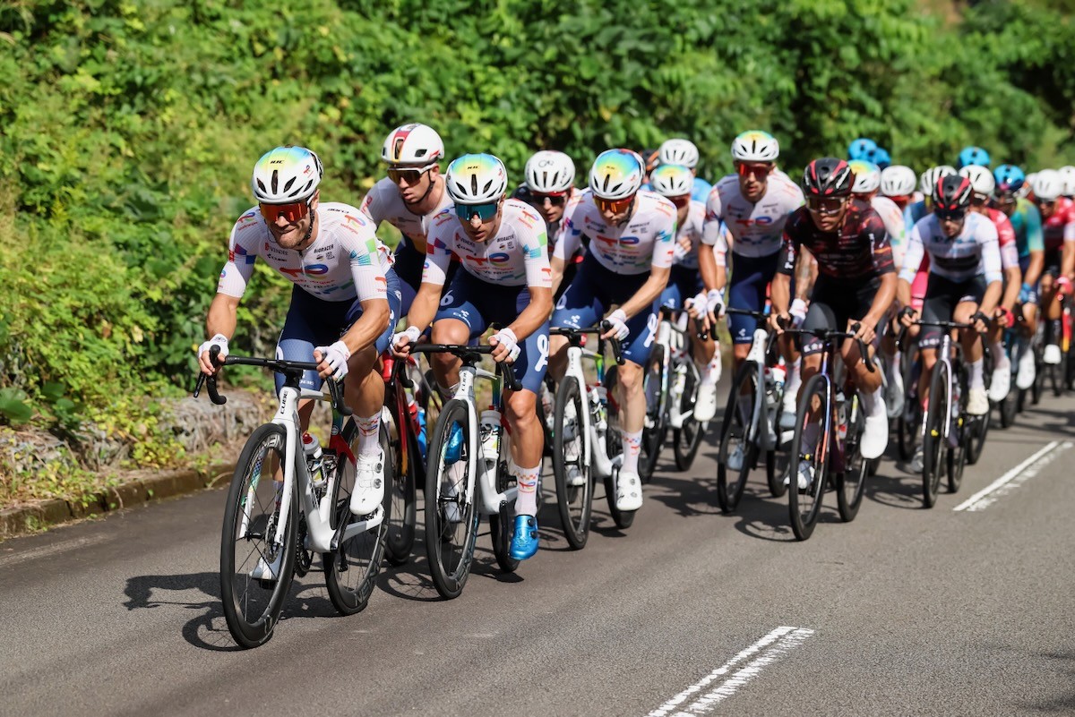 girodociclismo.com.br ivo oliveira e campeao do tour de kyushu portugues vence a ultima etapa e garante titulo resultados e chegada image 1