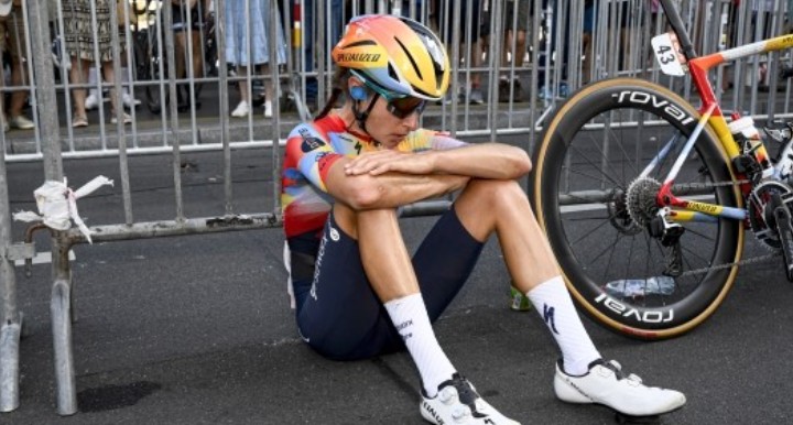 girodociclismo.com.br profundamente doloroso e desrespeitoso ciclista top 10 no giro ditalia submetida a teste antidoping em quarto ao lado de sua mae falecida image
