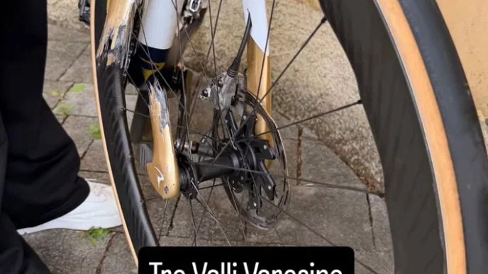 girodociclismo.com.br remco evenepoel comanda protesto de ciclistas antes da il lombardia prova teve largada atrasada em razao do movimento image