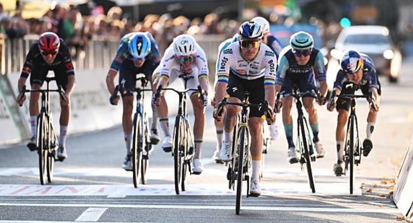 girodociclismo.com.br remco evenepoel reconhece superioridade de paul seixas na il lombardia tiro o chapeu para ele ele nao atacou so manteve o ritmo image 4