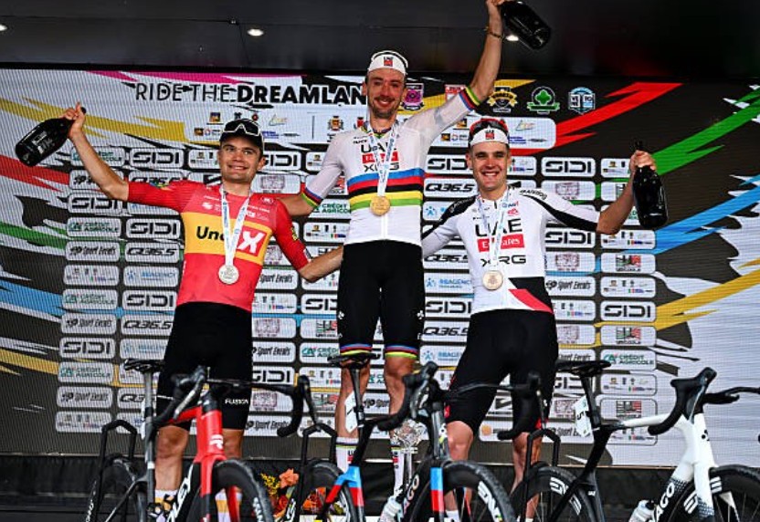 girodociclismo.com.br seria facil ficar na sombra de tadej pogacar lenda do ciclismo pede nova postura para o campeao mundial brandon mcnulty image 10