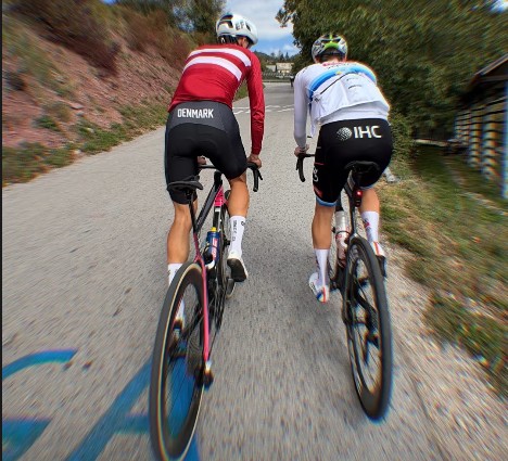 girodociclismo.com.br surgem imagens de tadej pogacar durante treino na eslovenia esloveno em seus ultimos dias com a camisa de campeao europeu assista o video image 1