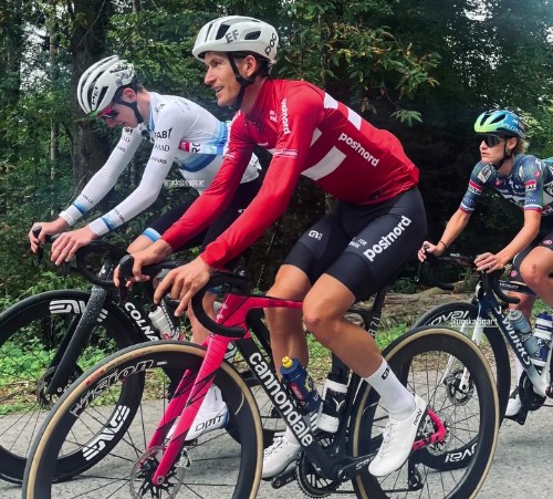 girodociclismo.com.br surgem imagens de tadej pogacar durante treino na eslovenia esloveno em seus ultimos dias com a camisa de campeao europeu assista o video image